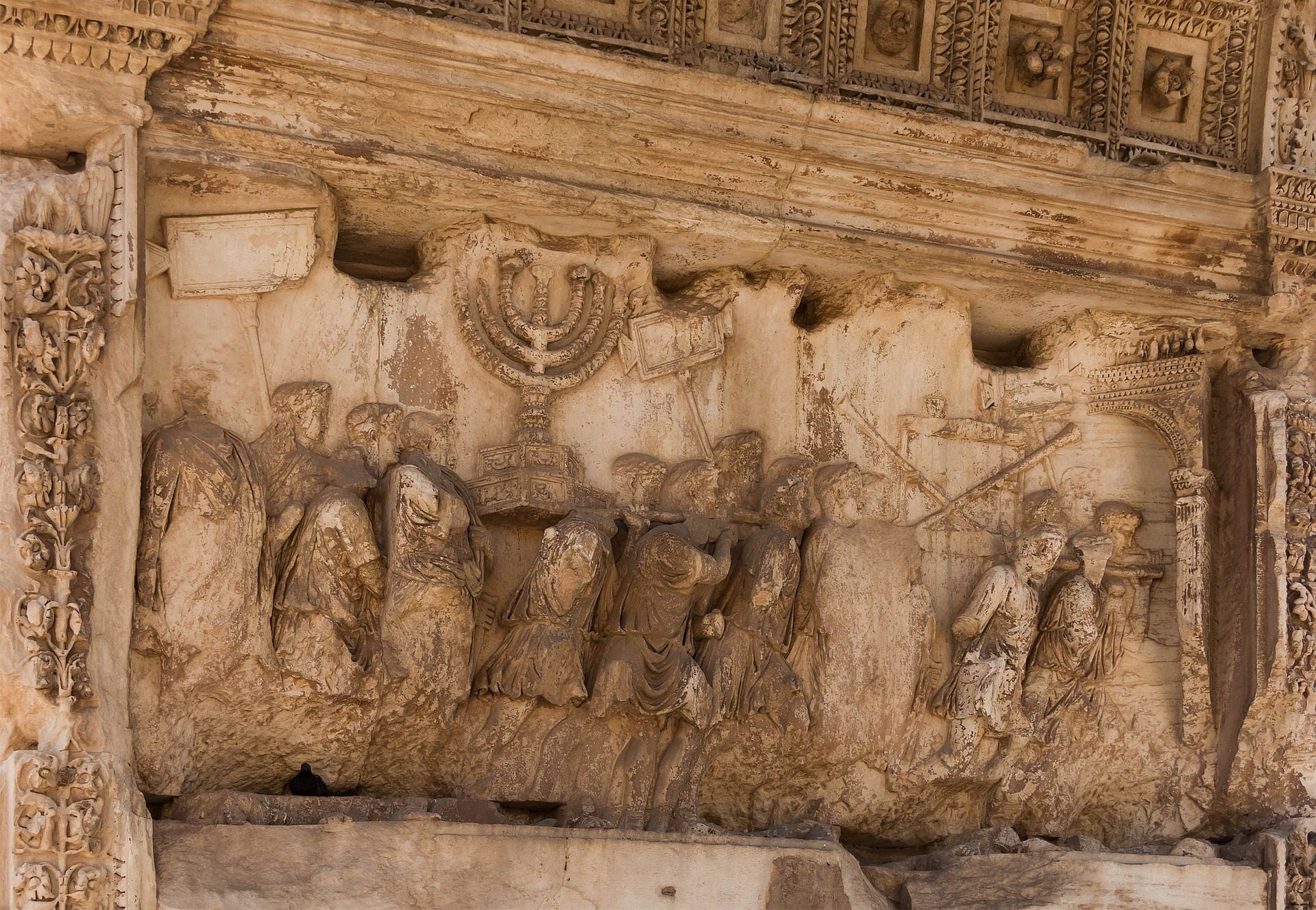מרד המכבים, תקופת החשמונאים, בית המקדש השני, חורבנו וגניבת מנורת הזהב